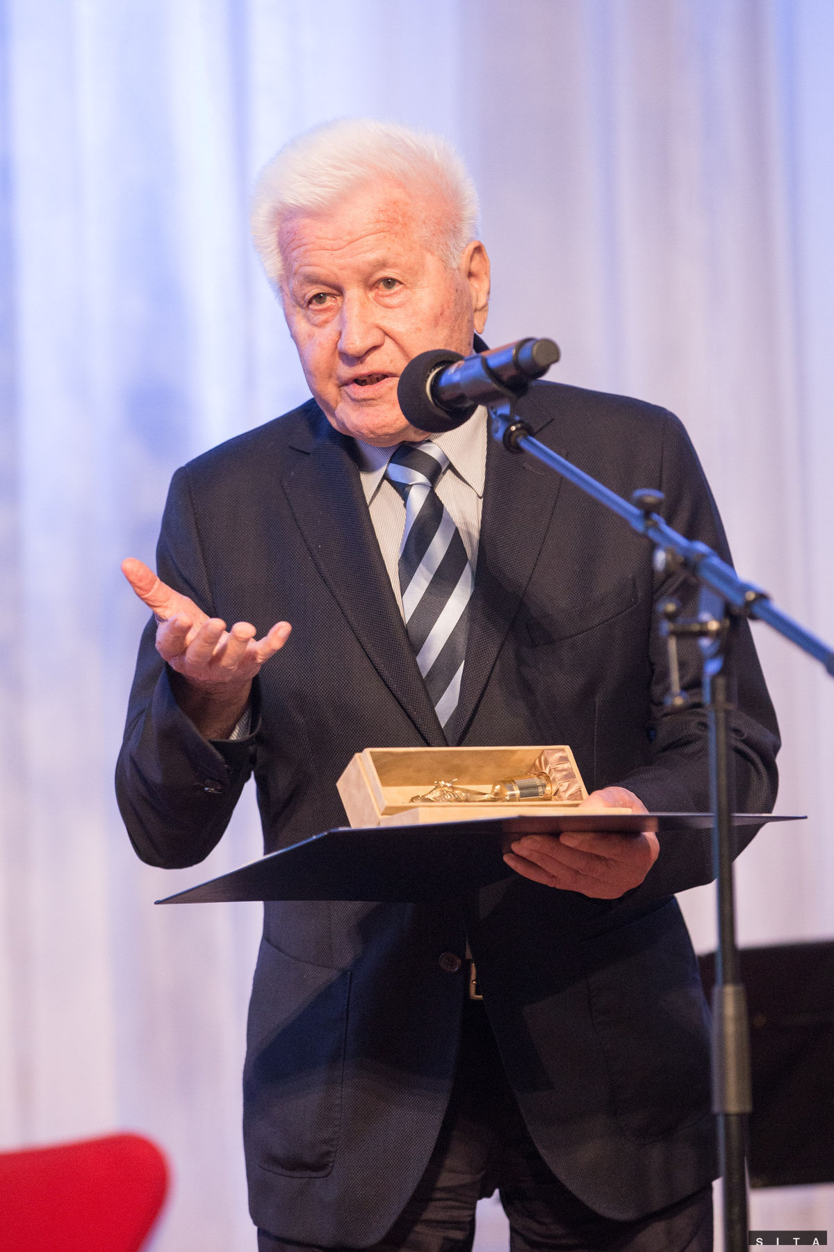 Ján Hucko s ocenením za príkladnú činnosť...