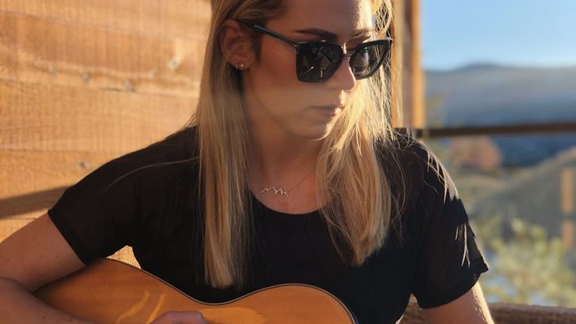 Mikaela Shiffrinová s gitarou. 