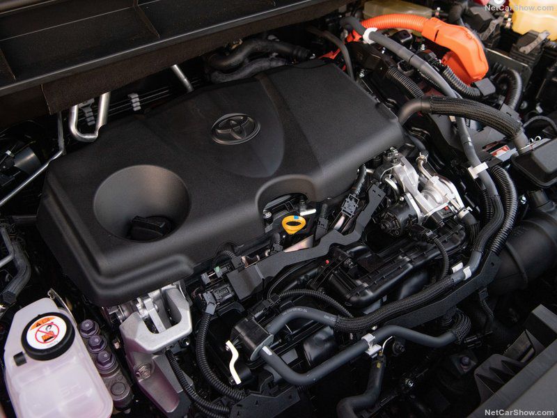 Pod prednou kapotou pracuje 4-valec s objemom...