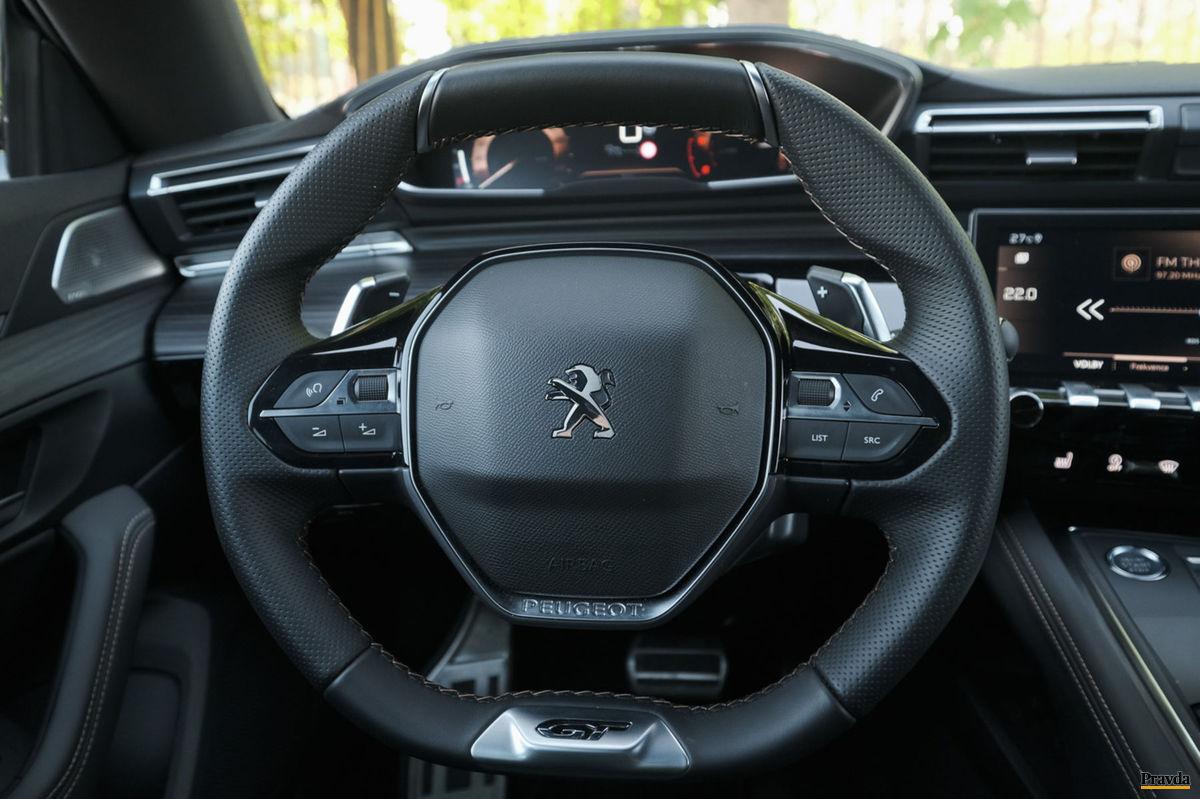 Model 508 dostal pre Peugeot typický volant s...