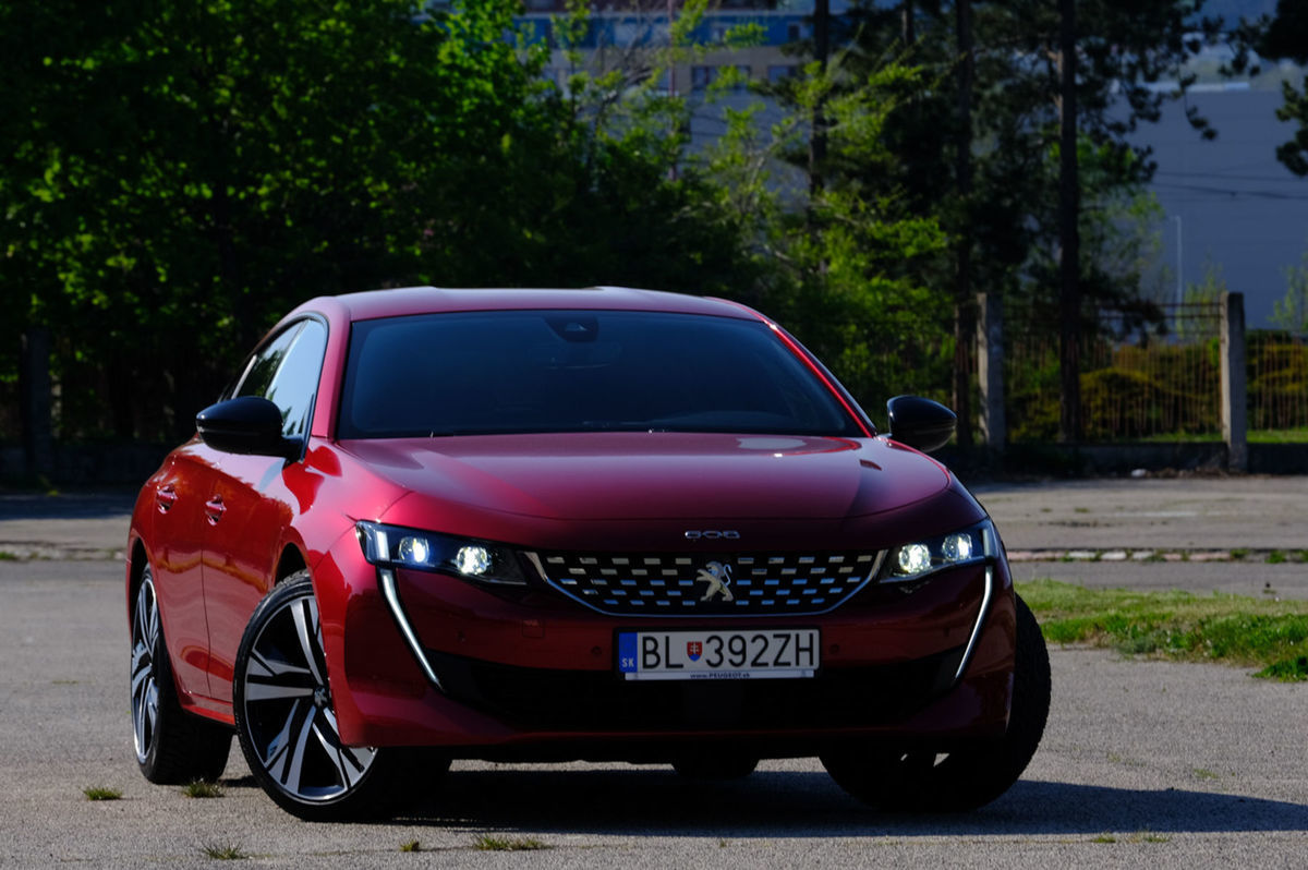 Peugeot 508 chce zaujať najmä prednými svetlami.