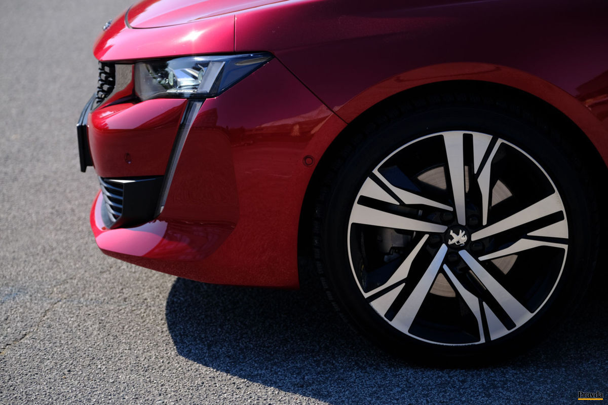 Peugeot 508 GT má vo výbave aj adaptívny podvozok.