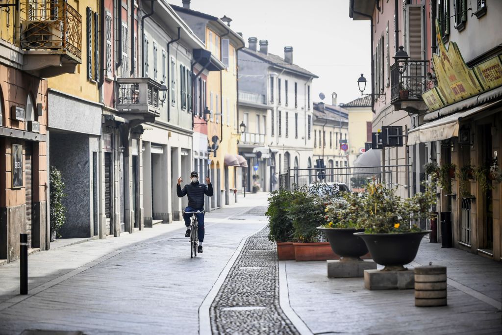 Taliansko, koronavírus, mesto, izolácia, bicykel, cyklista, ulica, rúško