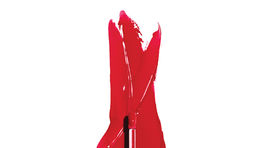 Výrazný žiarivý rúž Ultra HD Vinyl Lip Polish od Revlon, odtieň Cherry on Top. Predáva sa exkluzívne v sieti parfumérií FAnn. 