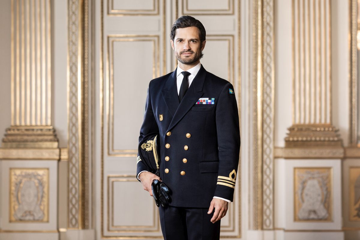Princ Carl Philip pózuje v uniforme.