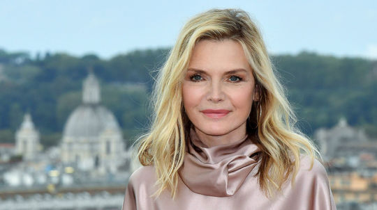 Rok 2019 - Michelle Pfeiffer je verná účesu,...
