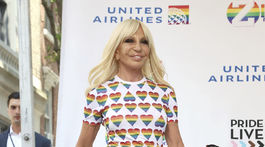 Dizajnérka Donatella Versace na zábere z leta 2019 v tričku vlastnej značky s dúhovými motívmi sŕdc. 