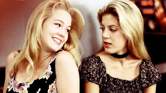 Jennie Garth a Tori Spelling ako Kelly a Donna...