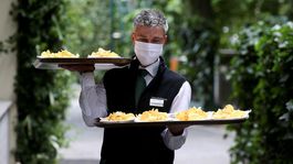 Jedlo cez okienko reštaurácie nespasí, pomoc je pomalá. O prácu môžu prísť desaťtisíce ľudí 