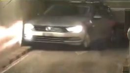 Nepodarený vjazd do garáže! Passat to skoro nerozchodil