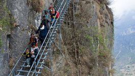 Dedinčanov žijúcich na 800-metrovom útese presťahovali do nových bytov