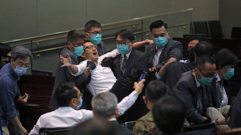 Čína Hongkong parlament bitka nepokoje