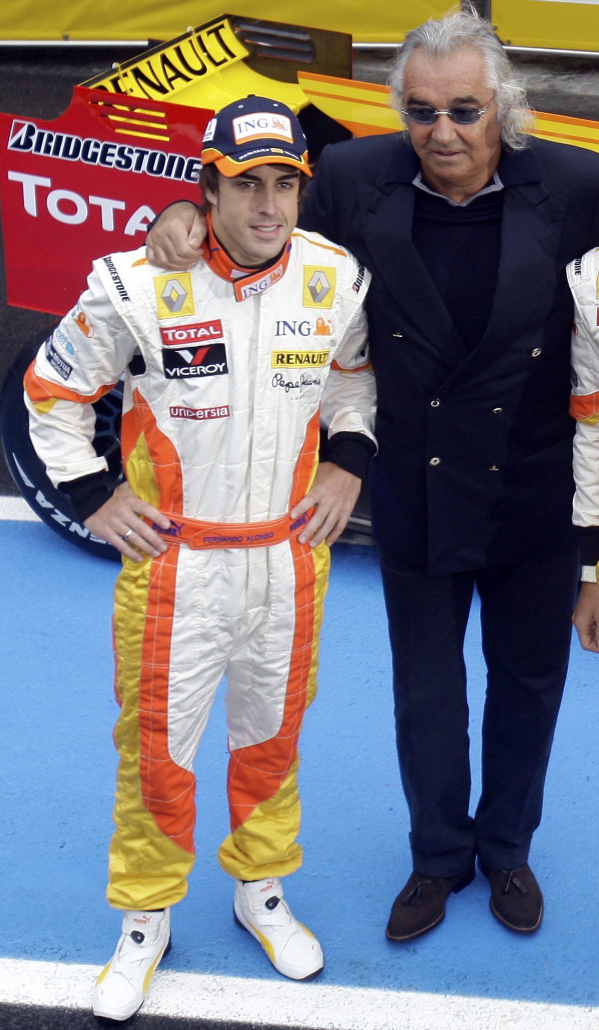 Fernando Alonso a Flavio Briatore na snímke z...