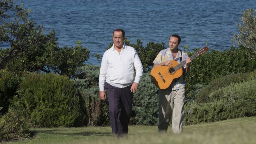 Toni Servillo (vľavo) ako Silvio Berlusconi.
