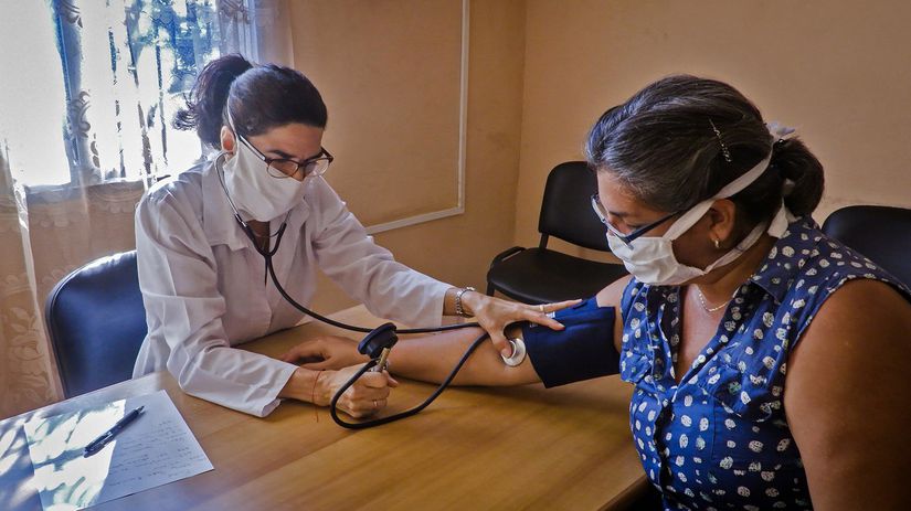 Kubánska lekárka Liz Caballero (vľavo) meria...