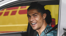 Ronaldo sa po mesiacoch vrátil do Turína. Najprv si dal zastávku u lekára