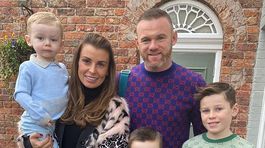 Rooneyho žena po štyroch deťoch kvitne, ale on... ako pred dôchodkom!