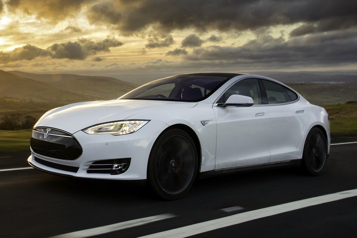  Tesla  m  elektromobil  s dojazdom 400 m  Konkurenti len 