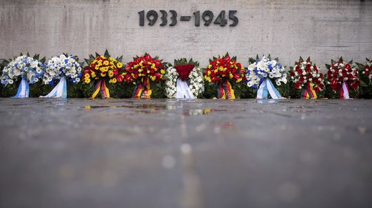 Fico v Dachau: Hrôzy tábora smrti majú pripomenúť aj slovenské mená