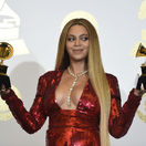 Speváčka Beyonce s masívnym a poriadne drahým náhrdelníkom.