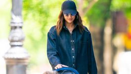 Modelka Irina Shayk so svojou dcérkou Leou na prechádzke uličkami New Yorku. 