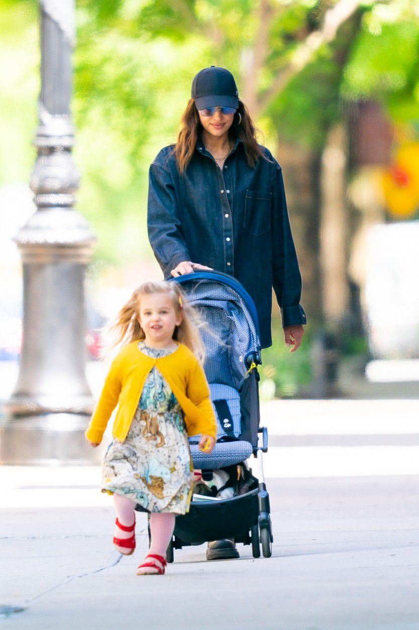 Modelka Irina Shayk so svojou dcérkou Leou na...