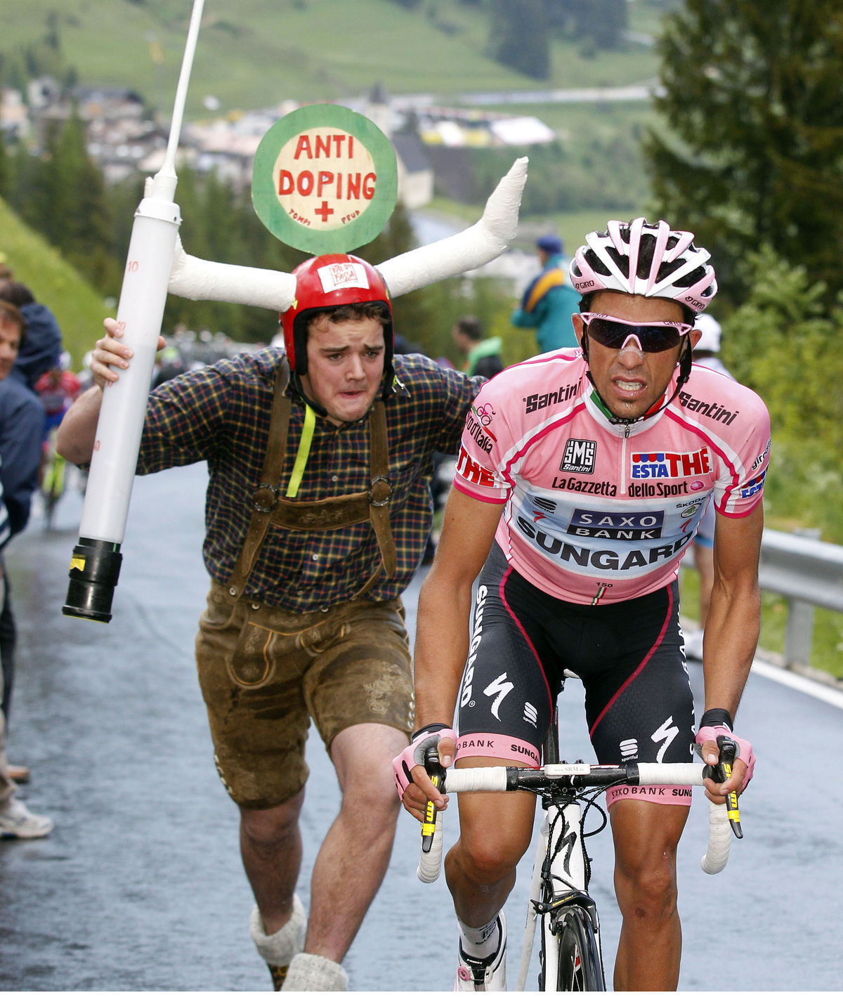 Fanúšik s veľkou atrapou injekčnej striekačky....