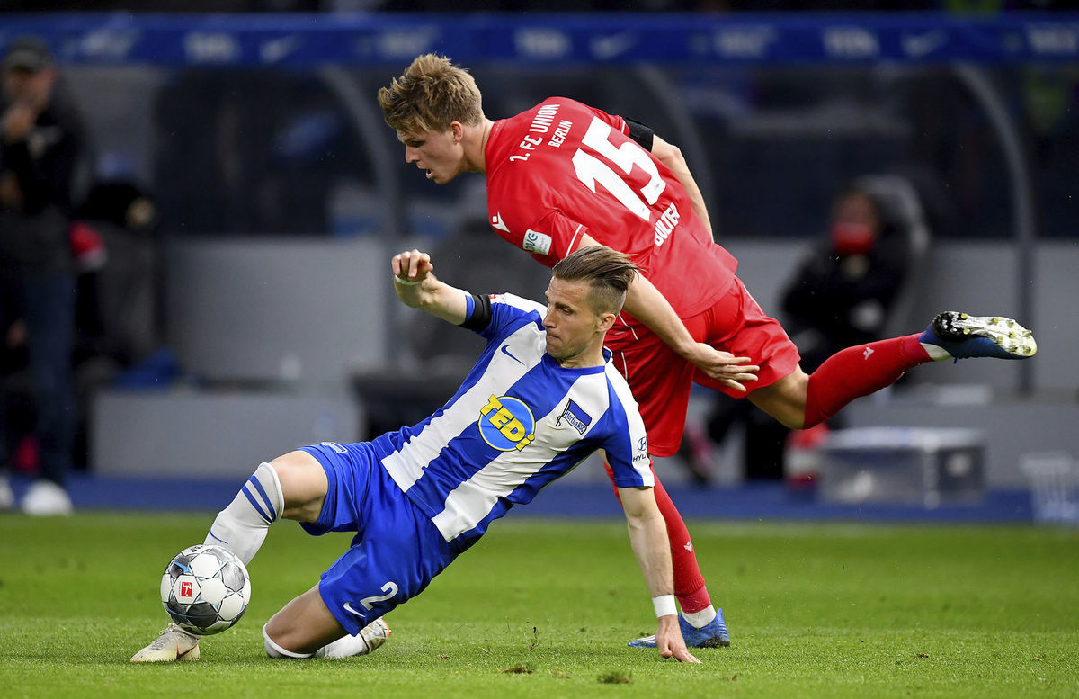 Obranca Herthy Berlín Peter Pekarík v zápase...