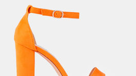 Sandále v pomarančovom odtieni CCC. Info o cene hľadajte v predaji. 