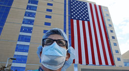 V USA budú vlajky na pol žrde. Za 100-tisíc obetí vírusu