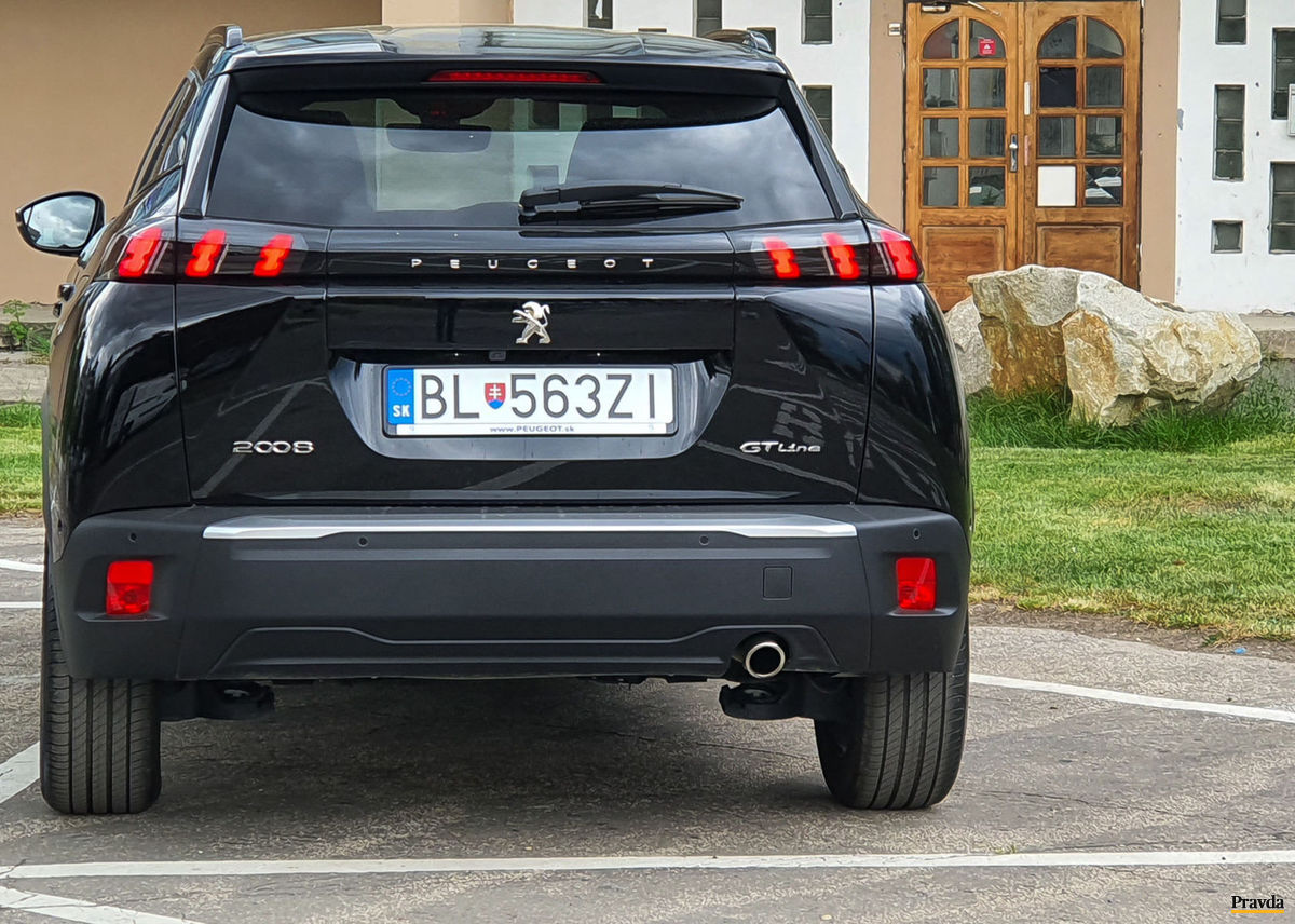 Peugeot 2008 pôsobí v porovnaní s modelom 208...
