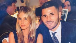 Paralyzér na letisku. Manželku Özilovho záchrancu zadržala polícia