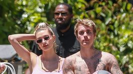 Zladení doružova, on hore bez, ona bez (podprsenky!)... Bieberovci vyšli do ulíc