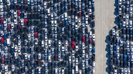 Nové auto začiatkom roka len tak ľahko nekúpite. Nedá sa registrovať