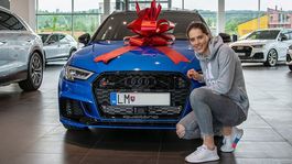 Previazaný červenou mašľou. Vlhová dostala darček za 60-tisíc