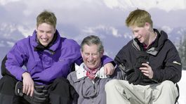 Princ William (vľavo), jeho brat Harry a ich otec - princ Charles spoločne na zábere z roku 2000.