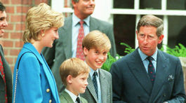 Záber z roku 1995: Princezná Diana so synmi princom Harrym a princom Williamom a s manželom Charlesom. 
