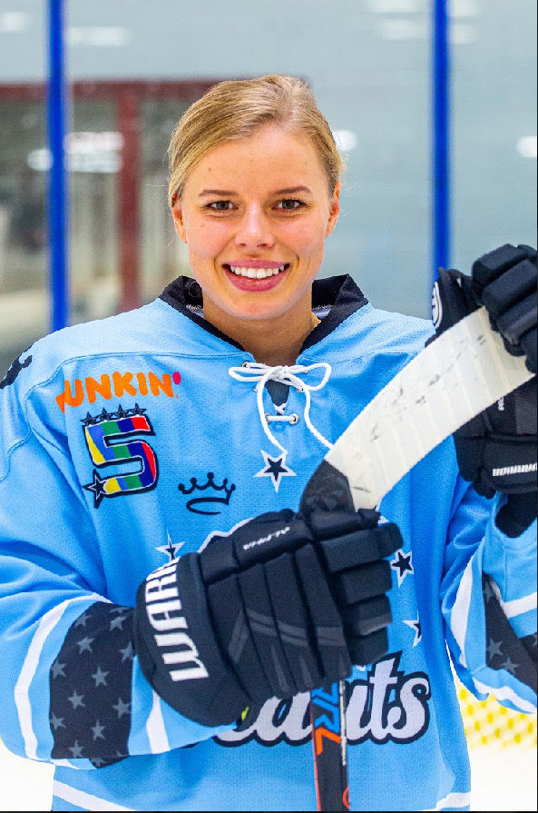 Lenka Čurmová v drese Buffalo Beauts.