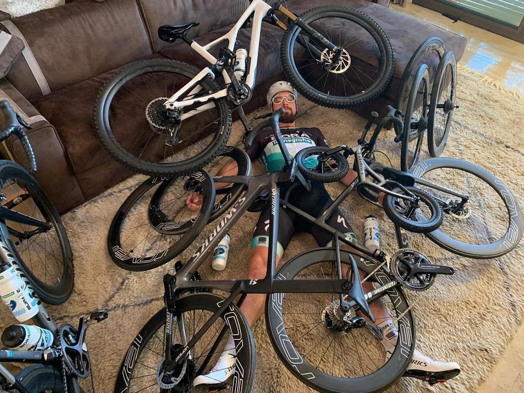 Peter Sagan a jeho zaujímavá póza.