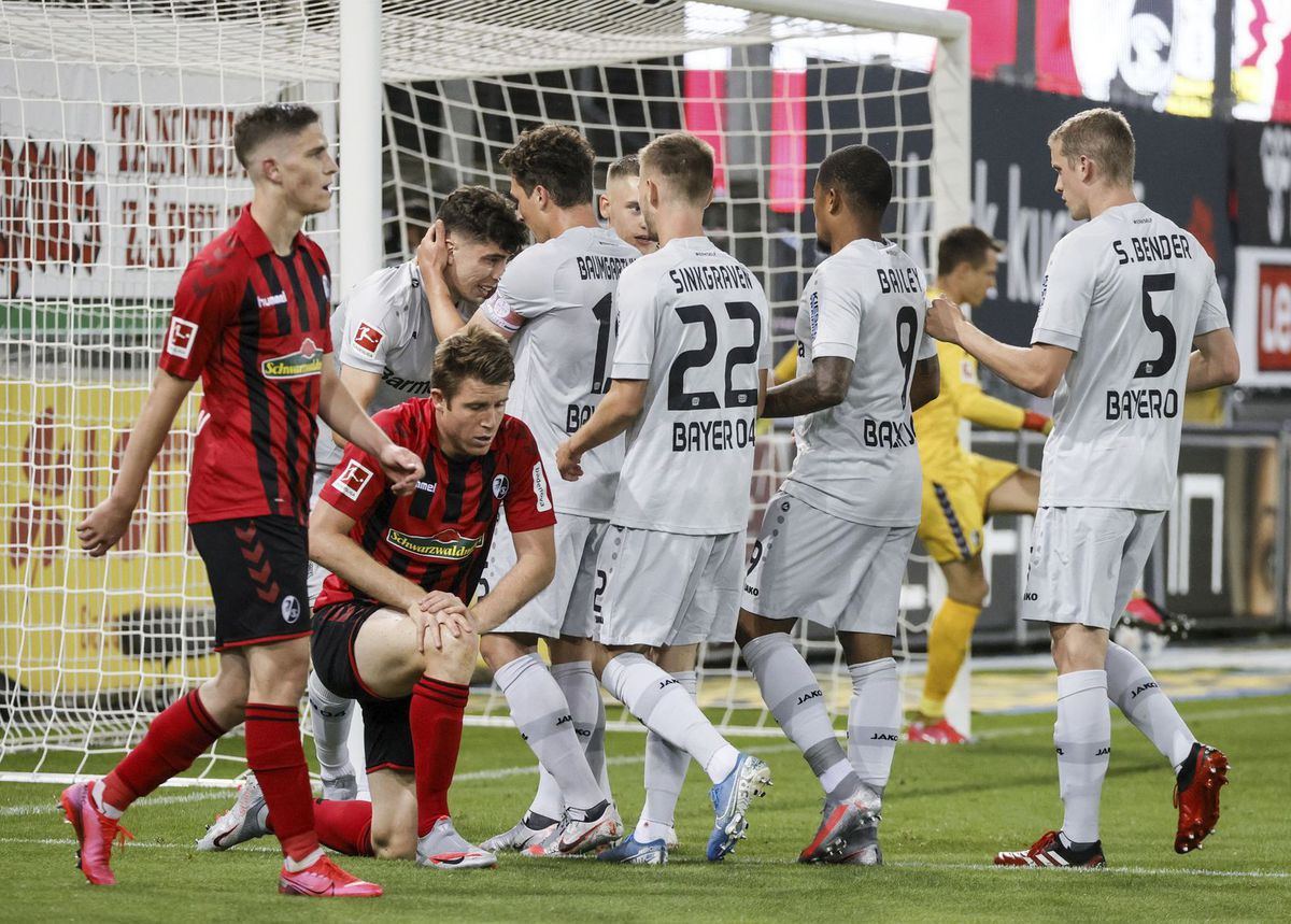 Futbalisti Leverkusenu oslavujú gól Kaia...