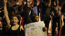 V Minneapolise sú stále nepokoje, policajta obvinili z vraždy 3. stupňa