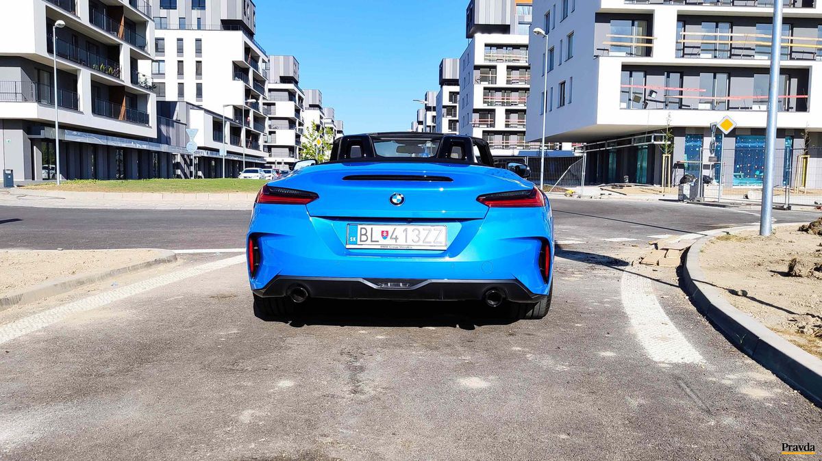 Testované BMW Z4 má špeciálny lak Misano Blue,...