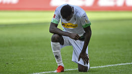 Hviezdy Bundesligy sa zastali Floyda. Zväz ich trestať nebude