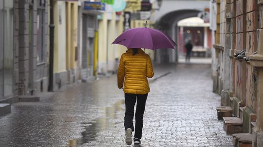 SHMÚ: Takmer na celom Slovensku platia výstrahy pred dažďom, hrozia povodne