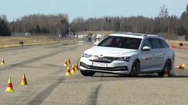 Škoda Superb iV nezvláda losí test. Podobne je na tom VW Passat GTE