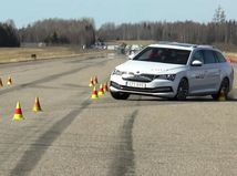 Škoda Superb iV - losí test 2020