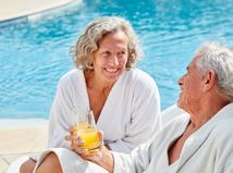 dôchodcovia, seniori, dovolenka, relax, oddych, bazén