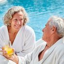 dôchodcovia, seniori, dovolenka, relax, oddych, bazén