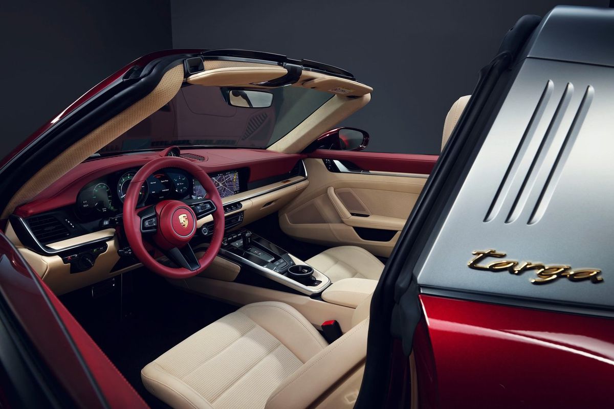 Interiér má vyvolávať asociácie s Porsche 356,...