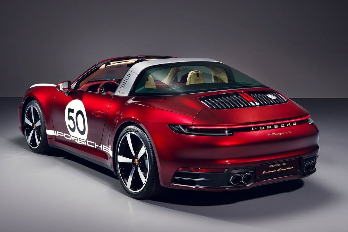 Karosériu zdobia zlaté logá, ale aj plaketa...